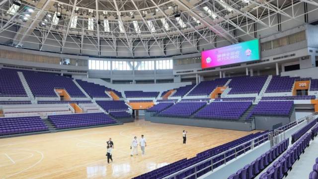 “罗马队友基情互动”，德罗西赛后新闻发布会被哲科亲吻
